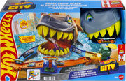 Hot Wheels City Shark Chomp Beach Playset & 1:64 Scale Toy Car | 1:64 Scale Die-Cast Vehicle & Track Set, 2 Ways to Play, Knock Out the Shark or Get Eaten