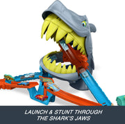 Hot Wheels City Shark Chomp Beach Playset & 1:64 Scale Toy Car | 1:64 Scale Die-Cast Vehicle & Track Set, 2 Ways to Play, Knock Out the Shark or Get Eaten