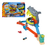 Hot Wheels City Shark Chomp Beach Playset & 1:64 Scale Toy Car | 1:64 Scale Die-Cast Vehicle & Track Set, 2 Ways to Play, Knock Out the Shark or Get Eaten