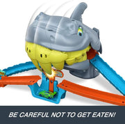 Hot Wheels City Shark Chomp Beach Playset & 1:64 Scale Toy Car | 1:64 Scale Die-Cast Vehicle & Track Set, 2 Ways to Play, Knock Out the Shark or Get Eaten