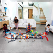 Hot Wheels Track Builder Unlimited Fuel Can Stunt Box Playset & Car | Portable Track Set in a Container that Looks like a Gas Can, 14 Component Parts & 1:64 Scale Toy Vehicle​​